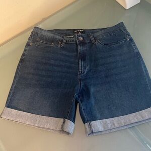 DKNY Dark Wash Denim Jean Shorts With stretch size 14